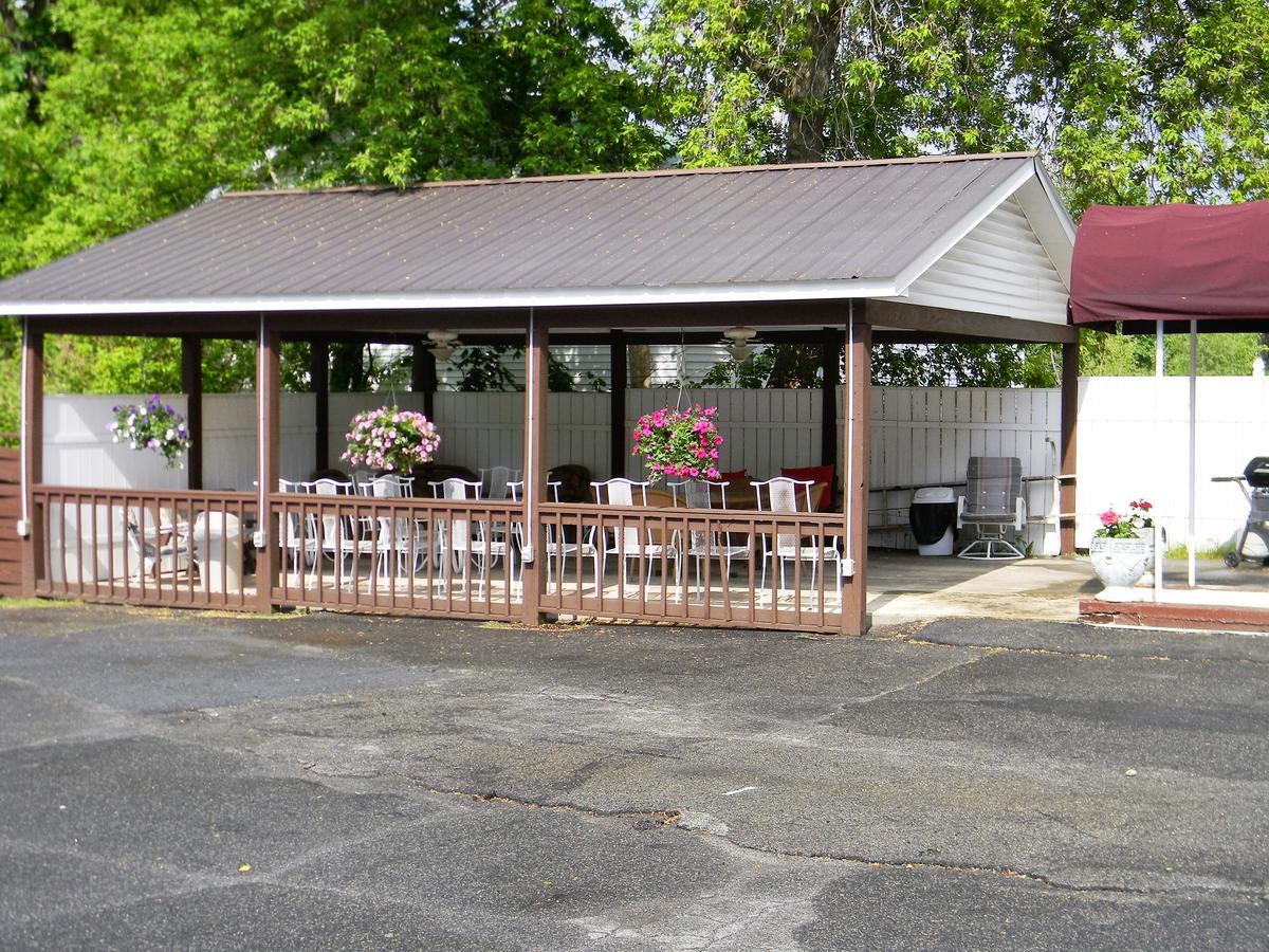 The Stone House Motel & Motor Lodge Ticonderoga Экстерьер фото