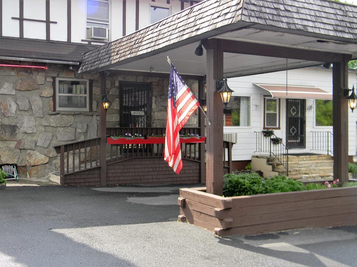The Stone House Motel & Motor Lodge Ticonderoga Экстерьер фото
